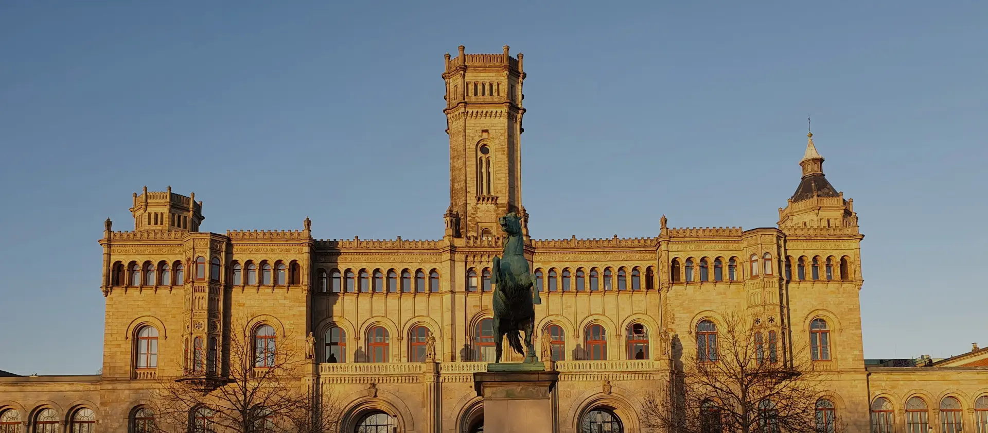 Universität Hannover - Foto von Niedersachsen96 über Pixabay